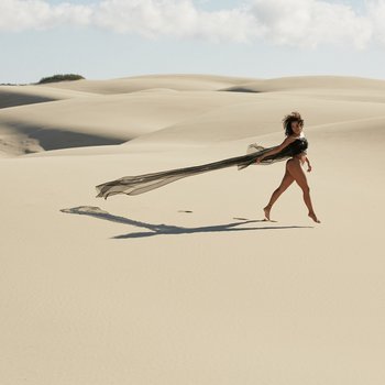 Fo Porter exposes her lovely body in a desert